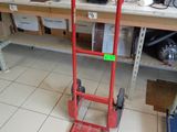 un diable rouge posé par terre