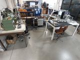 une photo d'une pièce contenant de nombreux équipements de travail