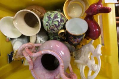 un bac jaune rempli de différents types de vases