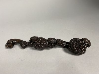 CHINE, vers 1900 Sceptre en bois noueux sculpté représentant…