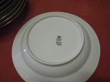 une assiette sur laquelle est posée une couronne, posée sur une table