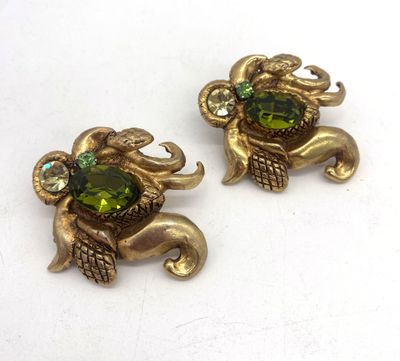 paire de boucles d'oreilles dorées et vertes, ornées de strass et représentant un éléphant