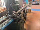 une image d'une machine qui travaille sur un morceau de bois