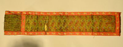 Ceinture en soie brodée de fleurs en rouge et bleu sur fond …