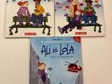 Trois livres pour enfants sont posés sur une table devant un mur blanc.