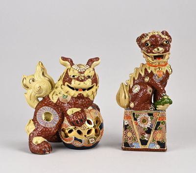deux figurines chinoises représentant un chien et un dragon