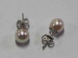 deux paires de boucles d'oreilles en perles posées sur un fond blanc