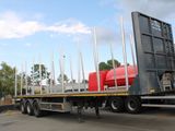 un camion transportant un grand conteneur à l'arrière