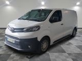 la camionnette blanche est garée sur un sol en damier dans le garage