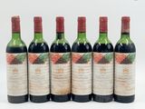 six bouteilles de vin sont alignées dans une rangée