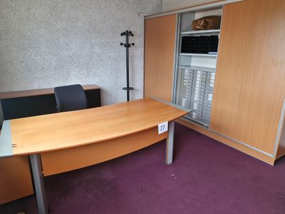 un bureau et une chaise dans une pièce recouverte d'une moquette violette