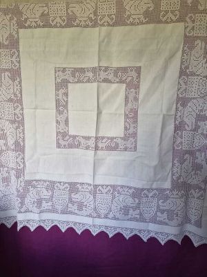 une image représentant une nappe blanche ornée d'un motif carré