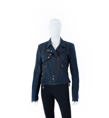 un mannequin vêtu d'une veste bleue et d'un legging noir