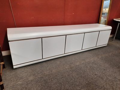 un gros plan sur un meuble TV blanc dans une pièce