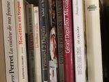 de nombreux livres qui se trouvent sur une étagère dans une boîte