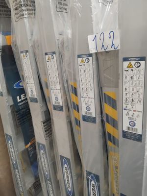 il y a beaucoup de modèles de skis différents dans le magasin