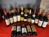 plusieurs bouteilles de vin sont alignées sur une table