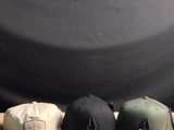 une table sur laquelle sont posés plusieurs chapeaux