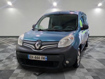 la photo d'une camionnette bleue garée dans un garage
