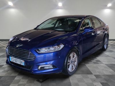 La Ford Monde bleue est garée sur un sol à damier.