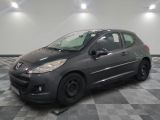 la photo d'une voiture grise garée dans un garage