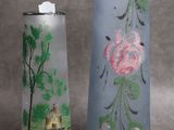 deux vases peints avec des fleurs