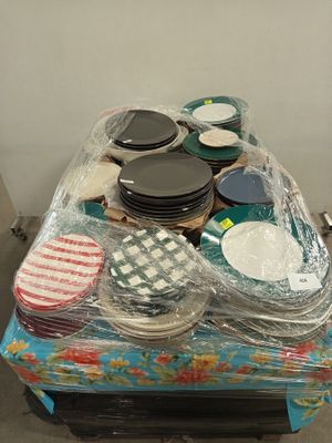 de nombreuses assiettes et bols posés sur une table recouverte d'un film plastique
