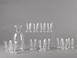 beaucoup de verres et une carafe sur la table