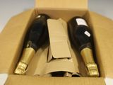 deux bouteilles de vin dans une boîte en carton avec une étiquette de prix