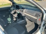 l'intérieur d'une voiture avec la porte ouverte et le siège du conducteur abaissé