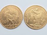 two gold sovereigns, one of which is a lion and the other of which is a horse