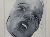 un tableau en noir et blanc représentant le visage d'un homme, dans un cadre blanc
