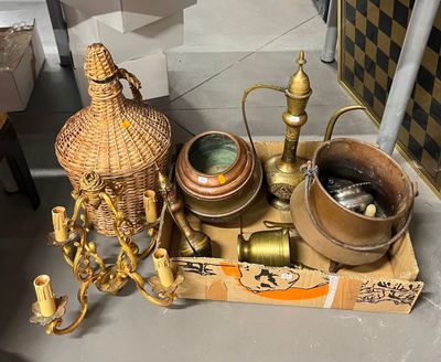 un grand nombre d'objets posés sur une table