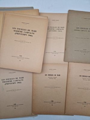 plusieurs vieux livres sont empilés sur une table