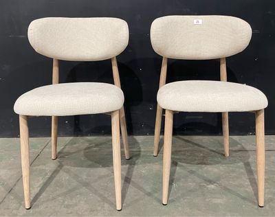 une paire de chaises de style « mid-century » avec des pieds en bois et des assises rembourrées