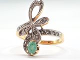 Gros plan sur une bague contenant une pierre verte