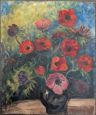 tableau représentant des fleurs rouges et violettes dans un vase noir posé sur une table