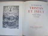 un livre ouvert sur lequel figure l'image d'un homme dans un bateau