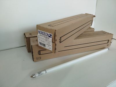trois boîtes et un stylo posés sur une table