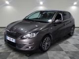 la voiture grise est garée sur un sol en damier dans le garage