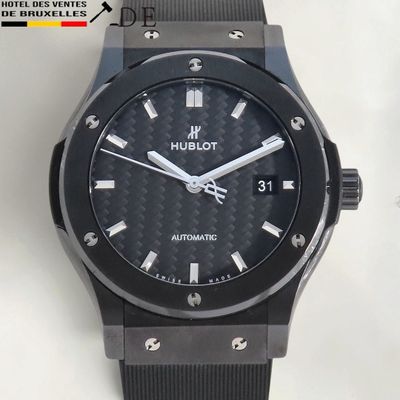 La montre est noire et possède un cadran noir.