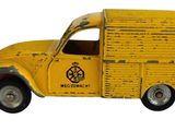 un petit camion jaune sur lequel est peint un camion de pompiers
