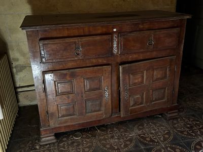 un meuble en bois surmonté de deux tiroirs