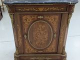 une armoire en bois avec un plateau en marbre dans un magasin