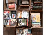 de nombreux livres dans les cartons posés par terre