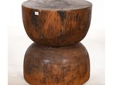 un gros plan d'un tabouret en bois sur fond blanc
