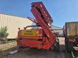une grue rouge posée à l'arrière d'un camion