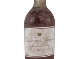 l'image d'une bouteille de vin posée sur une table