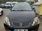La voiture est garée sur le parking, à côté d'autres voitures