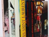 un grand nombre de livres posés sur une table